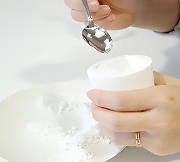 手順２：盛り塩型にぎゅっと湿らせた塩を詰めるイメージ